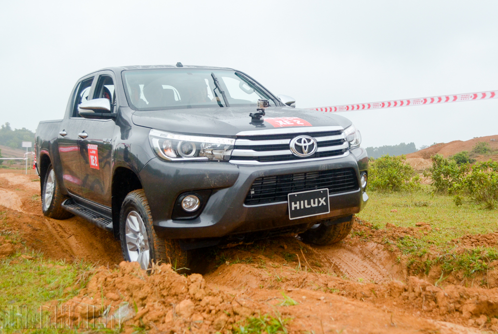 Ra mắt Toyota Hilux 2016 động cơ và hộp số mới giá rẻ hơn